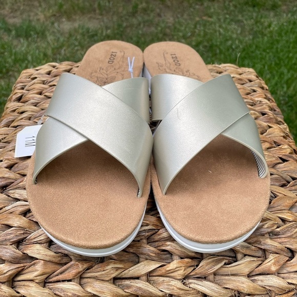 NEW IZOD Alyssa Metallic Champagne Gold Criss Cross Comfort Slide Sandal Size 11 - Picture 4 of 9